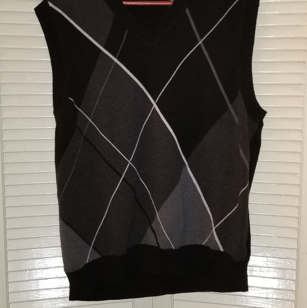Liz Claiborne vneck argyle sweater